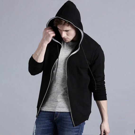 https://dropstyles.in/products/men-black-solid-hooded-sweatshirt