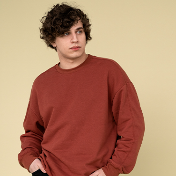 Knits That Hit: Cozy Pieces Styled for Bold Statements